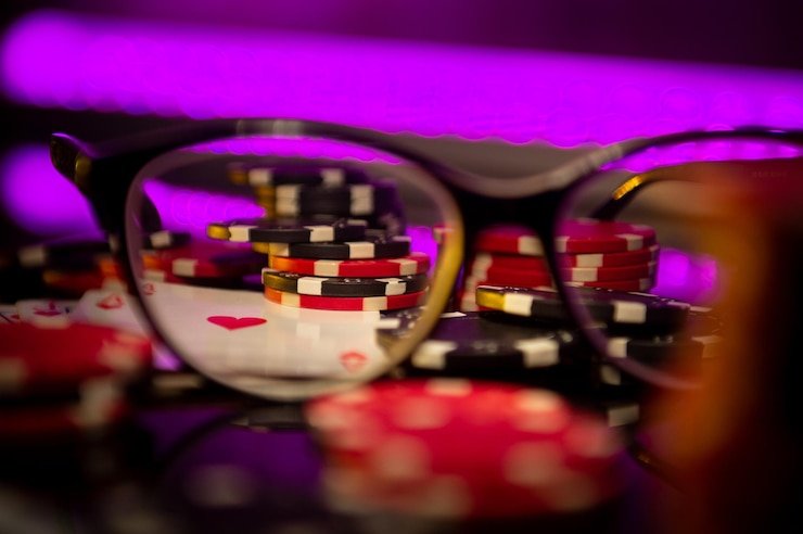 Antarmuka aplikasi qqmobil menampilkan meja blackjack langsung dengan dealer profesional